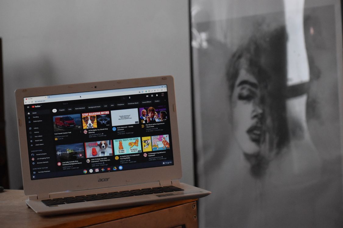 YouTube su schermo laptop